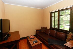 Cottage, 2 slaapkamers, open haard | Woonruimte | Een flatscreentelevisie en een open haard
