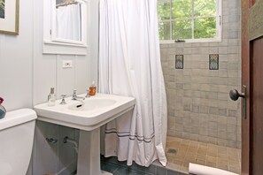 Cottage, 2 Bedrooms, Fireplace | Bathroom | Shower, free toiletries, towels - Craftsman Cottage (Douglas)