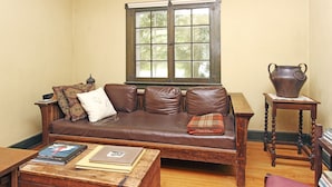 Unclassified image, 2 of 13, button - Craftsman Cottage (Douglas)