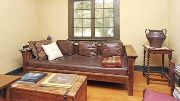 Cottage, 2 phòng ngủ, lò sưởi | Khu phòng khách | TV màn hình phẳng, lò sưởi