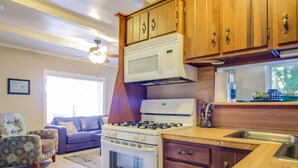 Chaumière, 2 chambres | Cuisine privée