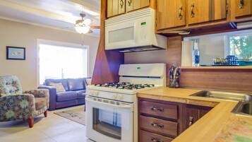 Cottage, 2 Bedrooms | Private kitchen | Fridge, microwave, coffee/tea maker
