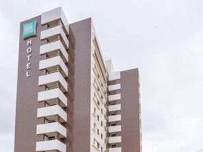 A hotel building with a sign reading 'ibis Styles Hotel' and multiple balconies. - Ibis Styles Vitoria Da Conquista (Vitoria da Conquista)