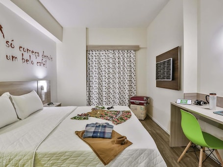 Minibar, wifi gratis y ropa de cama