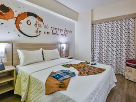 Quarto standard, 1 cama de casal | Frigobar, Wi-Fi de cortesia, roupa de cama