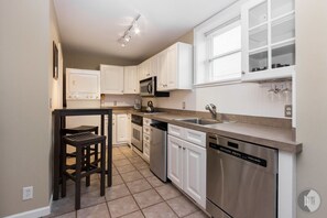 City Studio, 1 Queen Bed | Private kitchen - Sandals (Saugatuck)