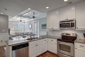 ثلاجة، ميكروويف، فرن، موقد طهي مسطح