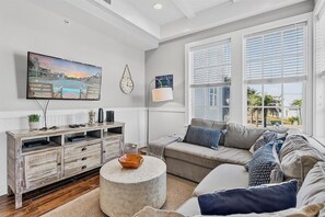 Smart-TV, DVD-spiller, bøker og filmbibliotek