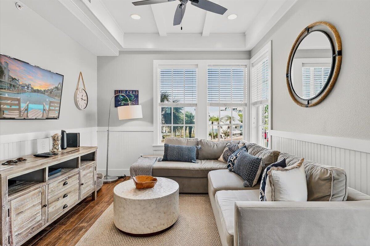 TV connectée, lecteur de DVD, livres, vidéothèque