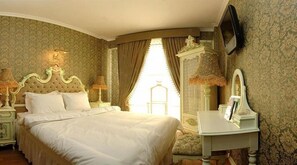 เครื่องนอนระดับพรีเมียม, มินิบาร์, ตู้นิรภัยในห้องพัก, โต๊ะทำงาน