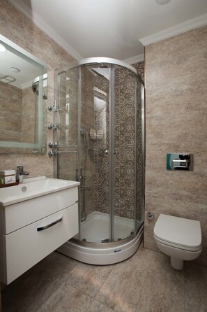 Shower, free toiletries
