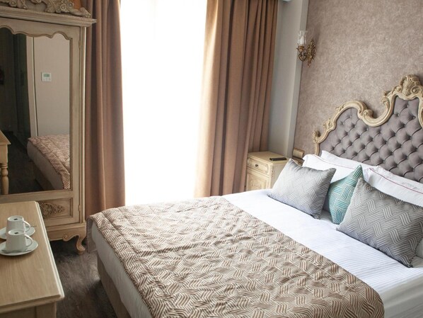 أغطية فراش متميزة وميني بار وخزنة داخل الغرفة ومكتب