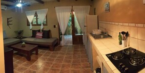 Großer Kühlschrank, Herdplatte, Wasserkocher mit Kaffee-/Teezubehör