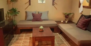 Familienapartment, 1 King-Bett | Wohnbereich | Flachbildfernseher