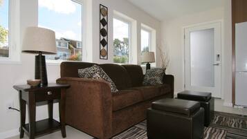 Nhà liên kế, 1 phòng ngủ, cạnh hồ | Khu phòng khách | TV màn hình phẳng