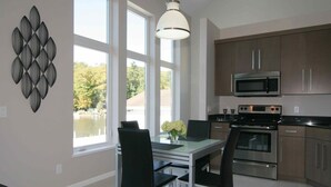 Townhome - 1 kingsize-säng - uteplats - vid sjön | Matservice på rummet