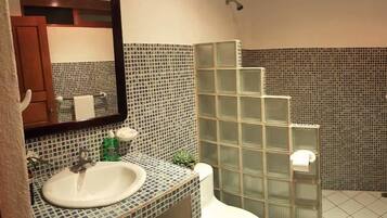 Apartemen Standar, 1 Tempat Tidur King | Kamar mandi | Shower, perlengkapan mandi gratis, dan handuk