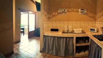 Apartamento standard, 1 cama King | Cozinha privada | Geladeira grande, cooktop, cafeteira/chaleira