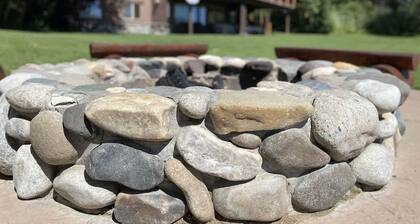 SOUTH SHORES ⭐️WATERFRONT CABIN, jossa on yksityinen kortti, ilmainen Wi-Fi grillausmahdollisuus HOT TUB SATELLITE TV