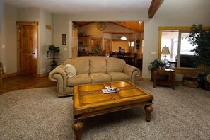 Televisión, chimenea y oficina 