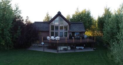 SOUTH SHORES ⭐️WATERFRONT CABIN, jossa on yksityinen kortti, ilmainen Wi-Fi grillausmahdollisuus HOT TUB SATELLITE TV