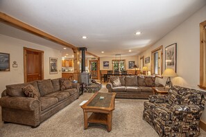 Televisión, reproductor de DVD y estéreo 