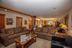 TV, DVD player, stereo - Celtic Lodge by Hauserman Rental Group (Homewood)