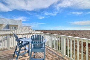 Outdoor dining - Beautiful Beach Home in Cinnamon Shore w/Gulf Peeks & Access to Amenities (Port Aransas)