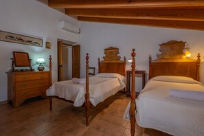 A bedroom with two beds, wooden headboards, a dresser, and a lamp. - CA NA CARME (CA NA CARME ALARONERA) - Chalet for 4 people in Alaro. Free WiFi (Alaró)