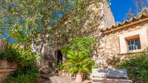 A stone building with a wooden bench, potted plants, and a clear blue sky. - CA NA CARME (CA NA CARME ALARONERA) - Chalet for 4 people in Alaro. Free WiFi (Alaró)