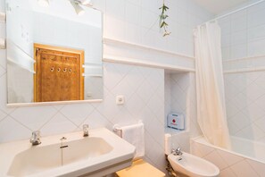 A bathroom with a wooden door, a large sink, a toilet, and a bathtub. - CA NA CARME (CA NA CARME ALARONERA) - Chalet for 4 people in Alaro. Free WiFi (Alaró)