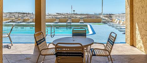Una piscina al aire libre