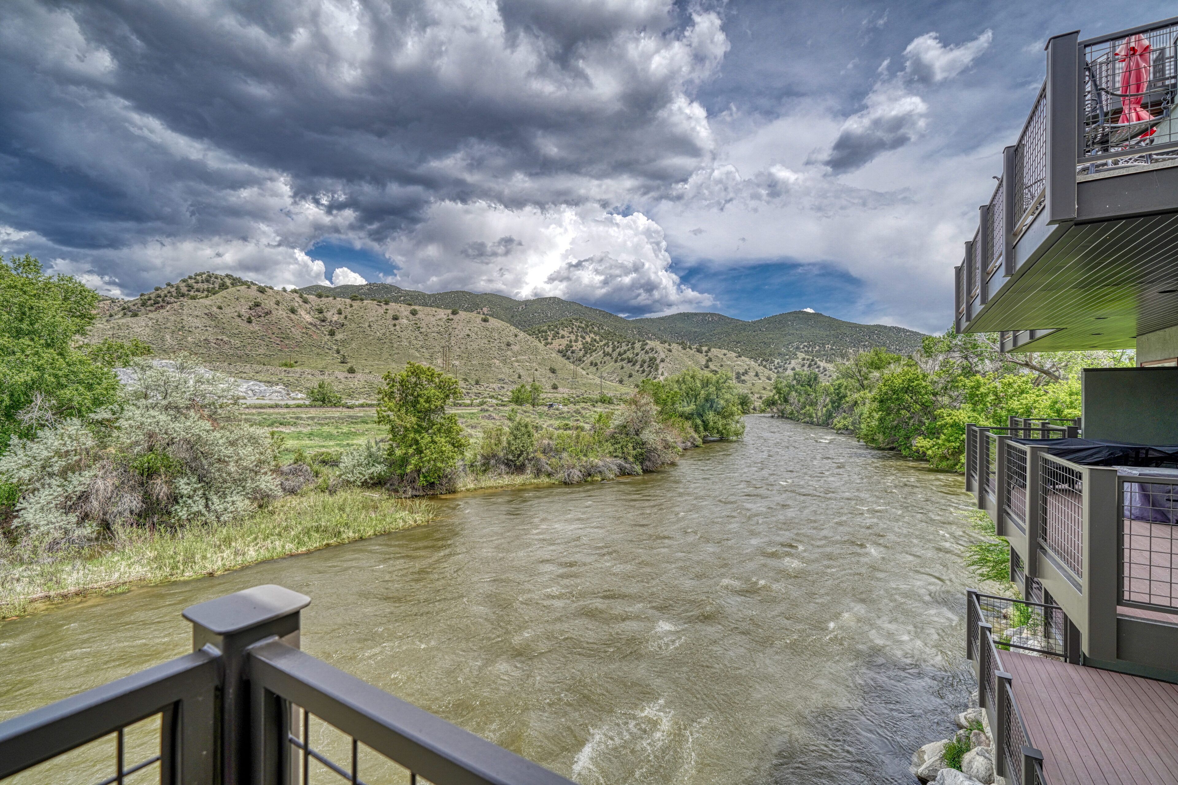 Riverfront Townhome  with 4 balconies-walking distance to downtown Salida