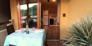 Studio tiện nghi đơn giản, 1 giường cỡ king | Khu vực ăn uống tại phòng
