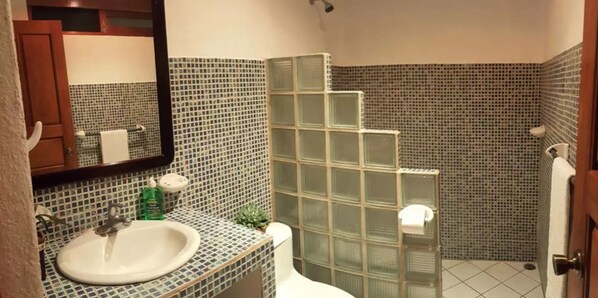 Comfort-Studio, 1 King-Bett | Badezimmer | Dusche, kostenlose Toilettenartikel, Handtücher