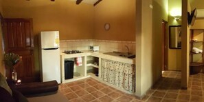 Studio tiện nghi đơn giản, 1 giường cỡ king | Bếp riêng | Tủ lạnh, bếp nấu, dụng cụ pha cà phê/trà 
