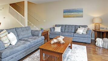 City Townhome, 3 Bedrooms, Patio | Living room | Flat-screen TV, fireplace