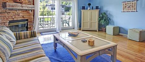 City Townhome, 3 Bedrooms, Fireplace | Living room | Flat-screen TV, fireplace