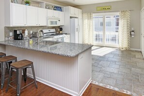 City resortwoning, 3 slaapkamers, patio | Privékeuken | Een koelkast, een magnetron, een koffiezetapparaat/waterkoker