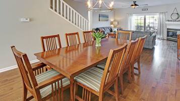 Nhà liên kế trung tâm thành phố, 3 phòng ngủ, sân hiên | Khu vực ăn uống tại phòng