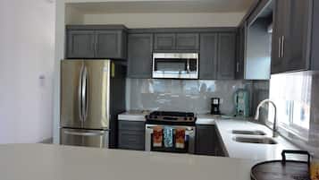 Casa | Cocina privada | Refrigerador con congelador, microondas y cafetera y tetera