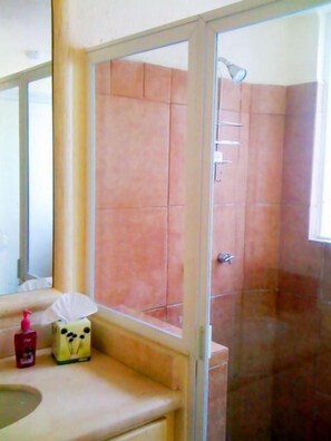 Familie villa, 5 slaapkamers | Badkamer | Een douche, handdoeken