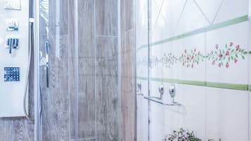 Doccia, bidet, asciugamani, sapone