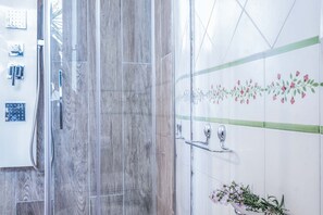 Dusche, Bidet, Handtücher, Seife