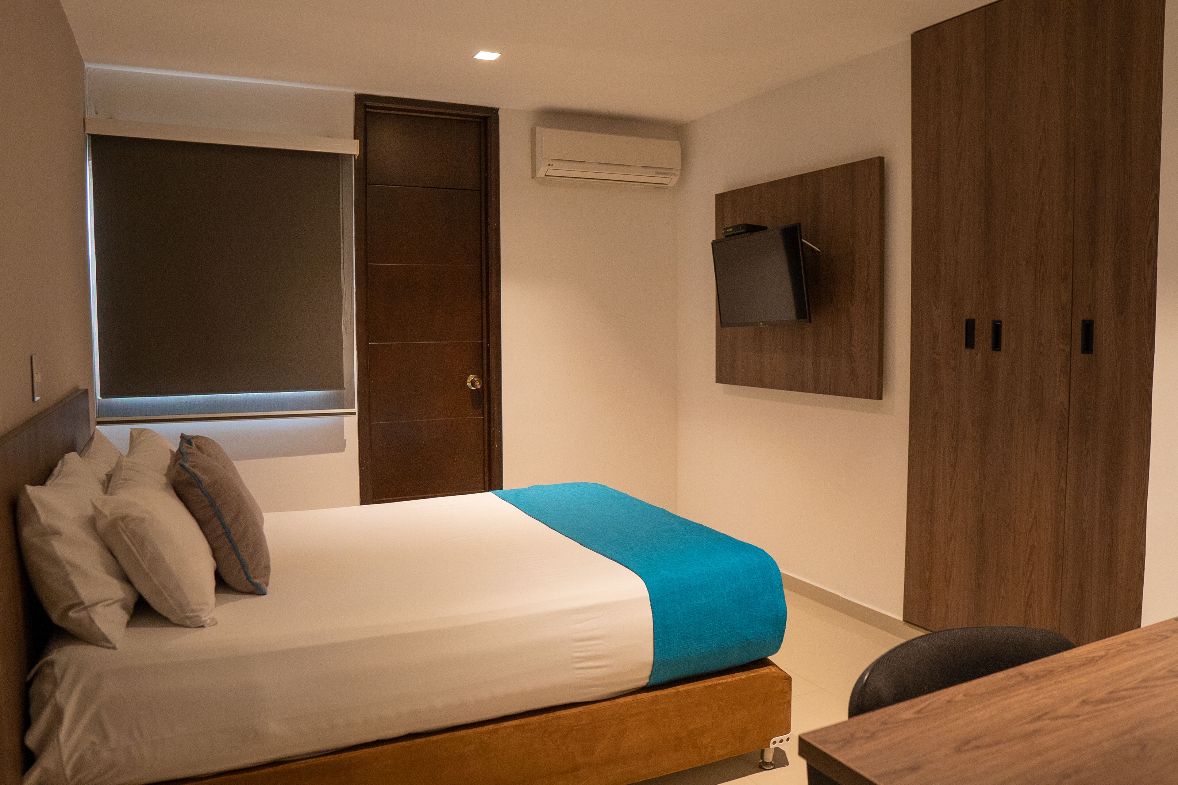 double room | minibar, in-room safe, desk, iron/ironing board