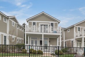 Resortwoning, 3 slaapkamers, toegang tot zwembad, aan het meer | Voorkant van accommodatie