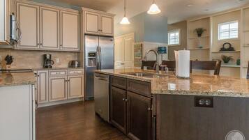 Townhome, 3 Bedrooms, Pool Access, Lakeside | Private kitchen | Fridge, microwave, coffee/tea maker
