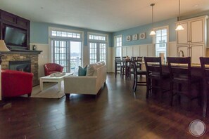 Townhome, 3 Bedrooms, Pool Access, Lakeside
