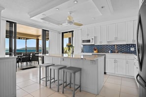 Køleskab, mikrobølgeovn, ovn, kogeplade