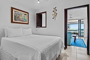 2 soveværelser, pengeskab på værelset, skrivebord, strygejern/strygebræt